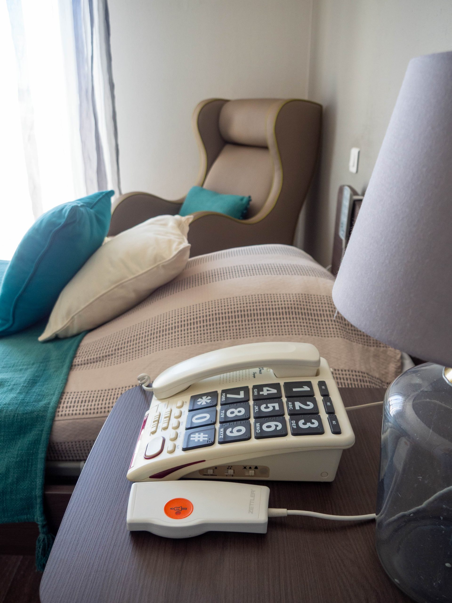 chambre-ehpad-telephone
